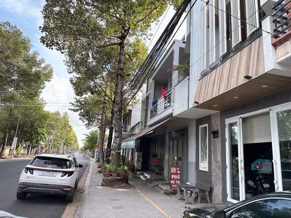 Nhà 1 trệt 2 lầu mặt tiền Nguyễn Văn Cừ, Bà Rịa - Kinh doanh đỉnh