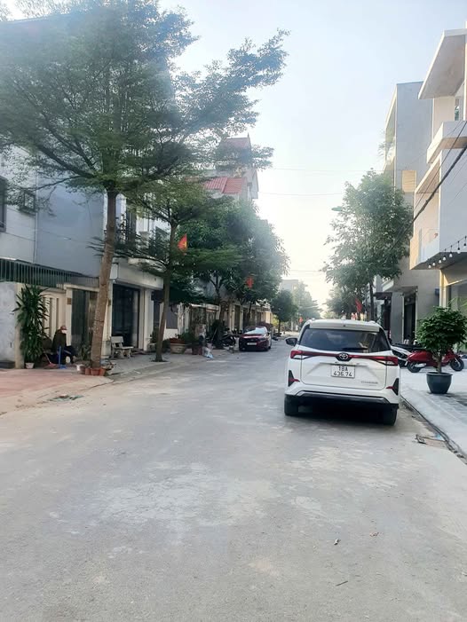 Bán đất mặt đường Nguyễn Khánh Toàn - Bãi Viên, 80m2, mặt tiền 5m, hướng Tây Nam