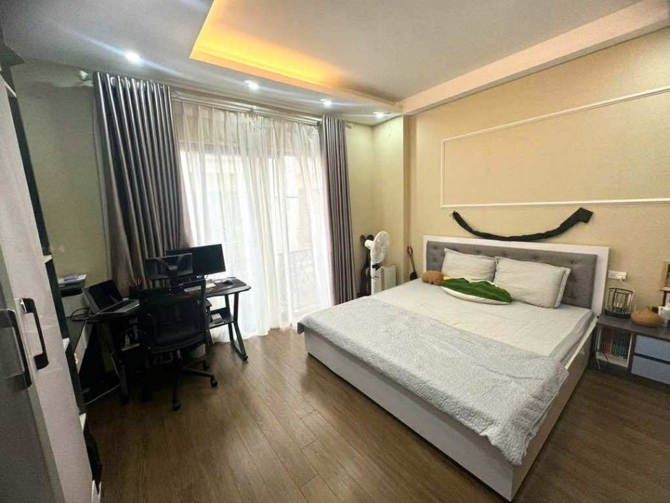 Tọa lạc tại vị trí đắc địa Ngọc Thụy, Bồ Đề, ngôi nhà lô góc này là chốn an cư lý tưởng