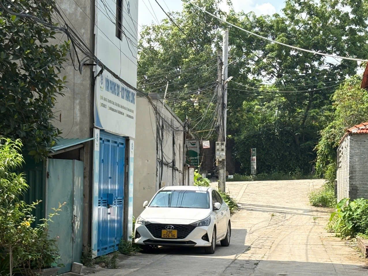 Bán đất ngõ thông ô tô 7 chỗ, gần dự án 108 tầng, cách Cầu Nhật Tân vài trăm mét