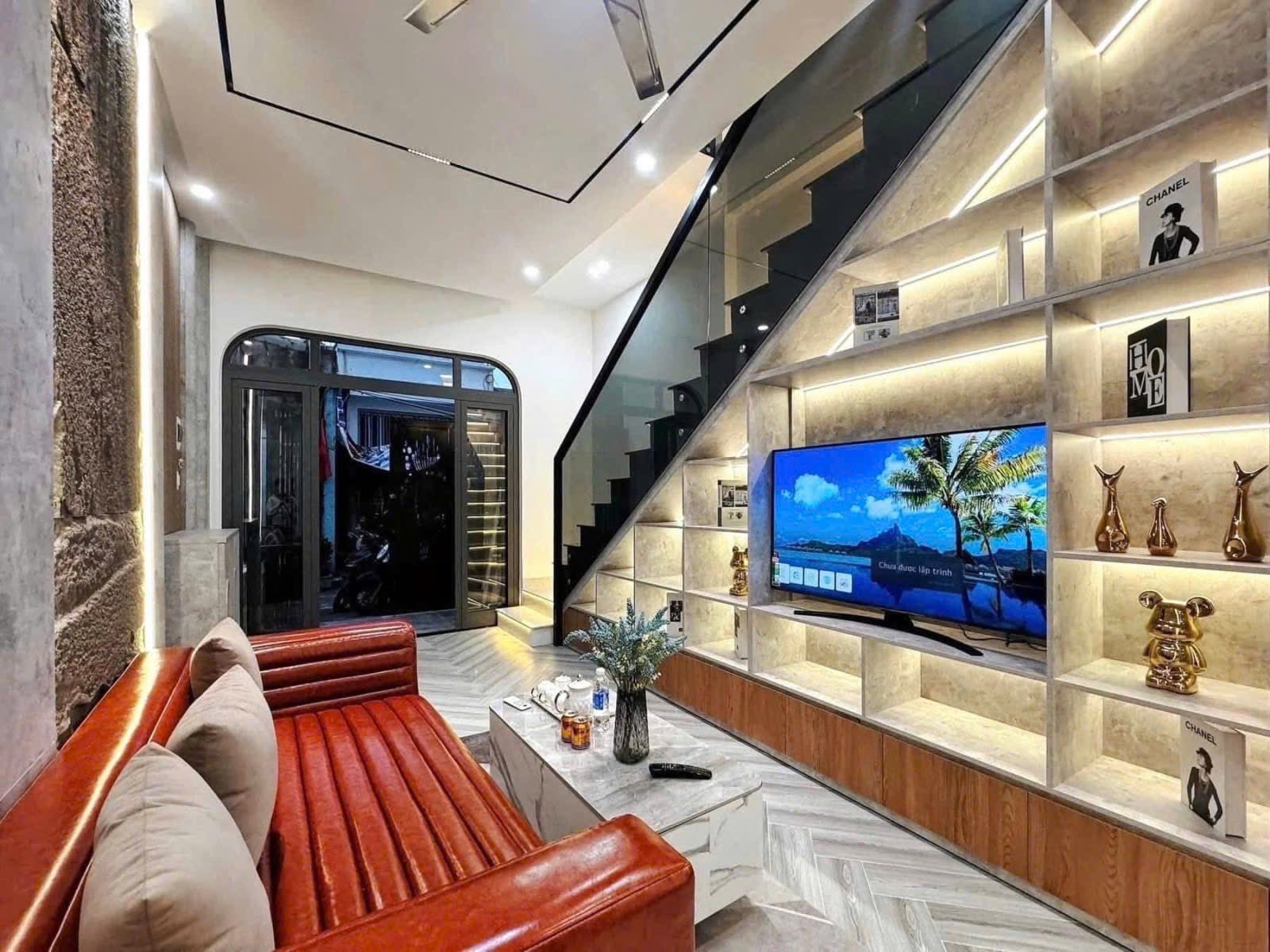 Nhà 2 tầng cực đẹp, sẵn sàng đón chủ nhân mới, với 03 phòng ngủ