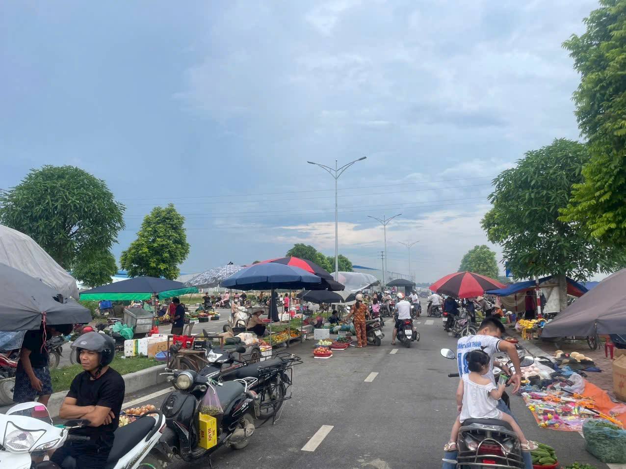 Tọa lạc tại khu vực đấu giá Gấu Bông, Phố Cà, huyện Kim Bảng, tỉnh Hà Nam