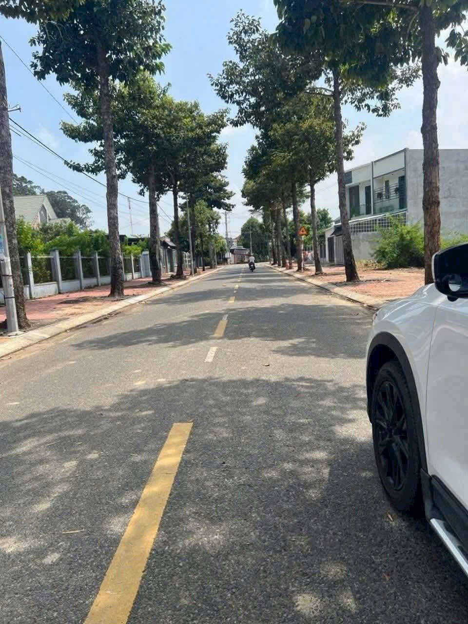 Biệt thự mặt tiền đường nhựa, sổ sẵn công chứng ngay