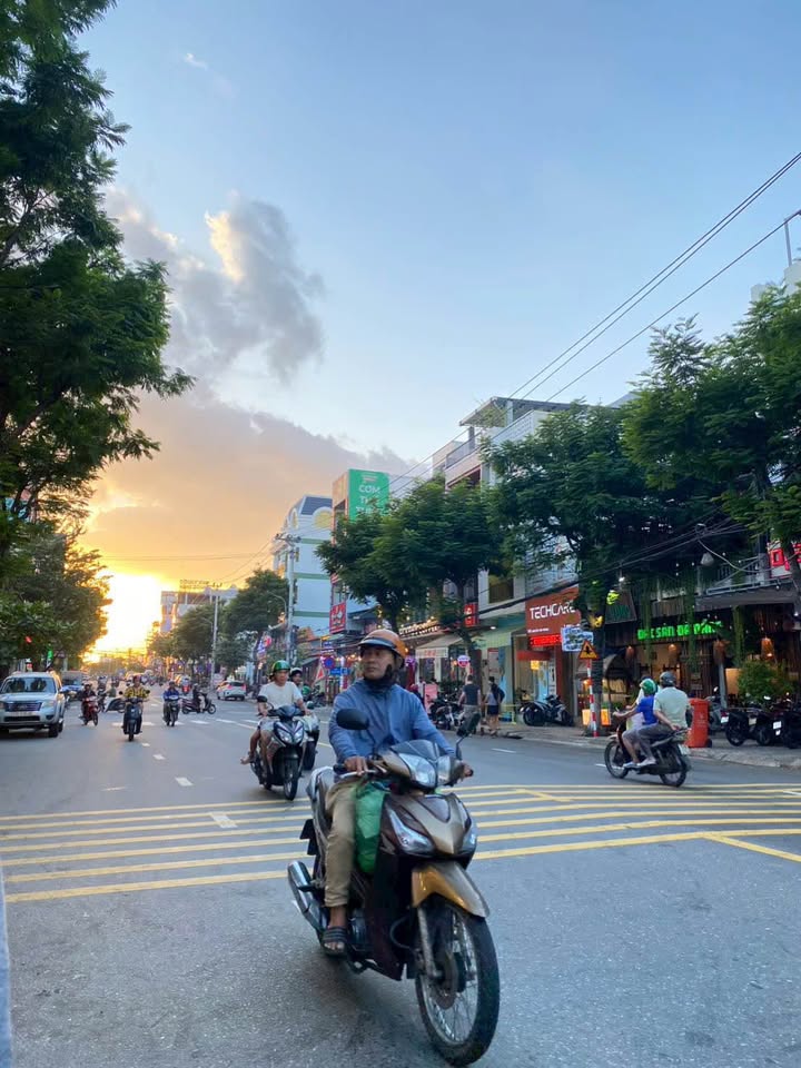 Bán gấp nhà 2 tầng 84.4m2 ngay Nguyễn Văn Thoại, cách biển Mỹ Khê 300m