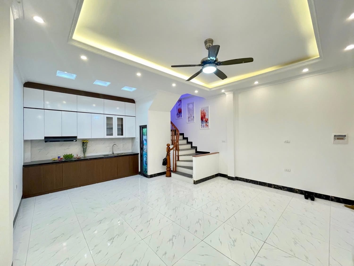 Bán nhà Nhổn, 38m2, 5 phòng ngủ, full nội thất, sổ đỏ chính chủ