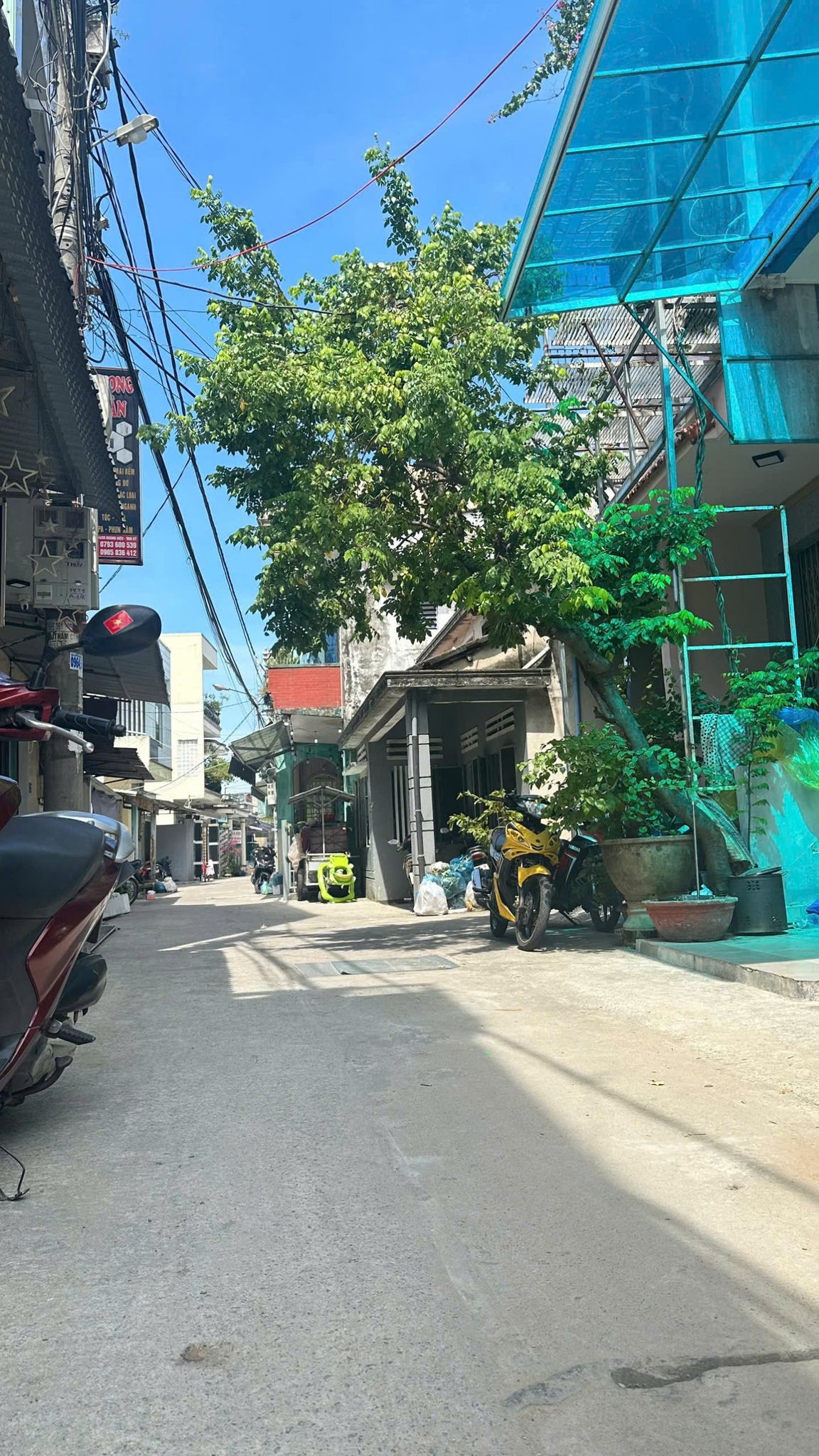 Tọa lạc tại vị trí đắc địa, chỉ cách chợ Tam Kỳ vài bước chân và cách đường Phan Chu Trinh 300m