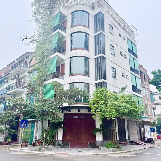 Siêu phẩm lô góc Hoàng Quốc Việt - 8 tầng thang máy - vỉa hè rộng - chỉ 30 tỷ