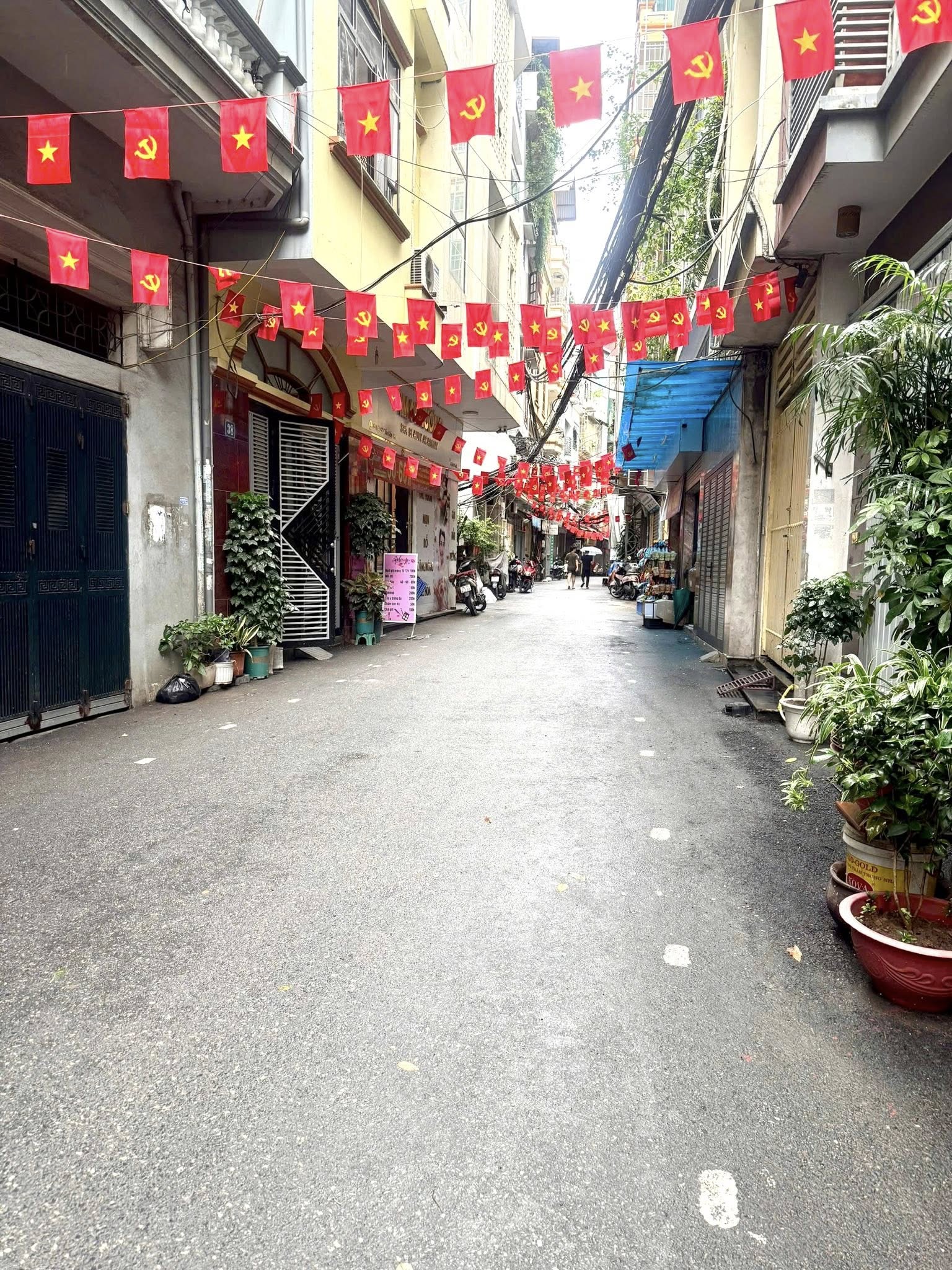 Nhà đẹp 5 tầng, gara 7 chỗ, vị trí đắc địa Cầu Giấy