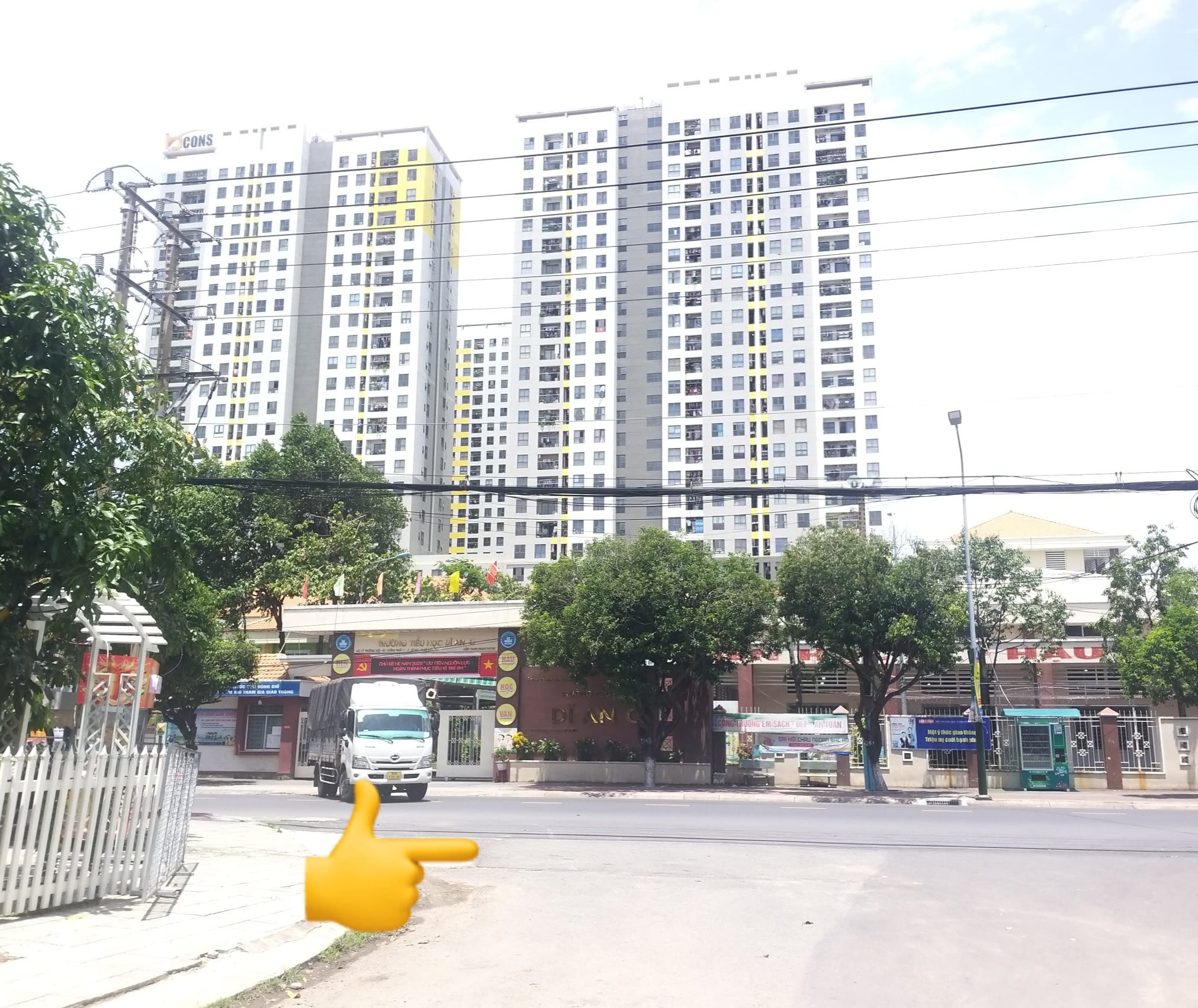 Nhà mặt tiền kinh doanh 3 tầng 90m2 - 6,x tỷ - Sân xe hơi