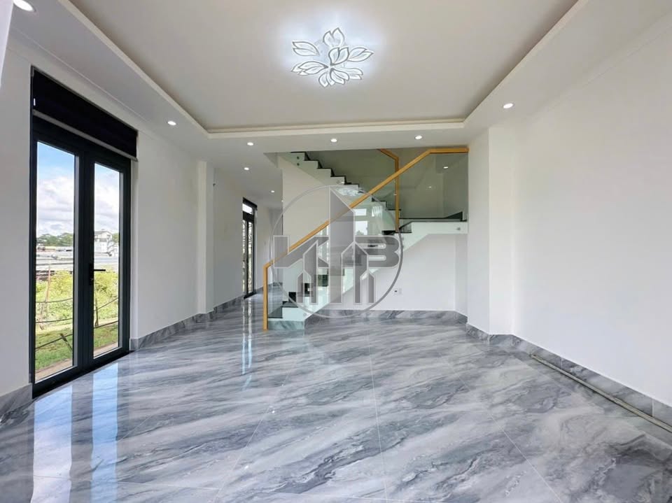 Chào mừng quý vị đến với cơ hội sở hữu nhà phố 3 tầng "siêu hot" tọa lạc tại đường Nguyễn Hữu Cầu