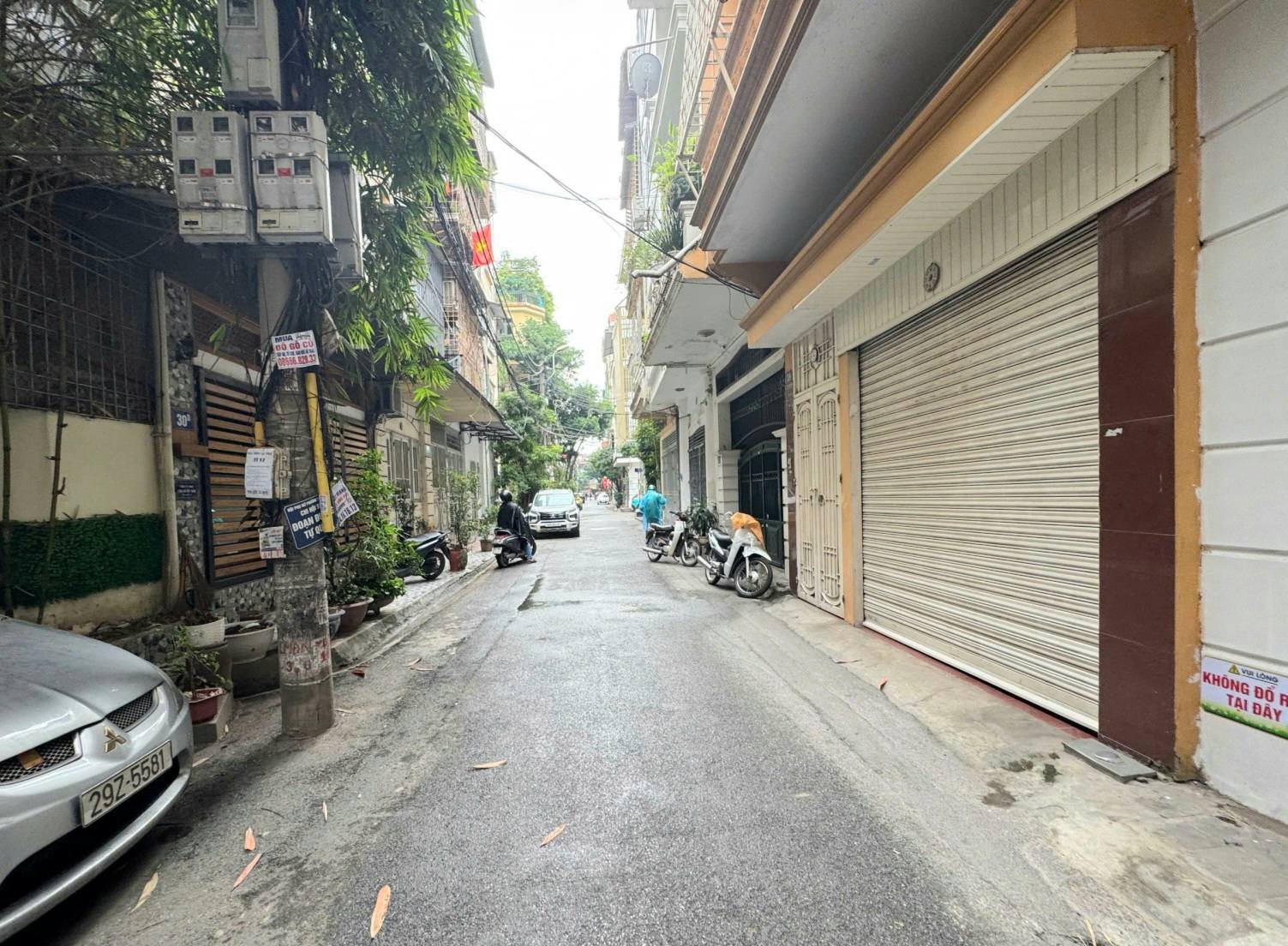 Nhà Cầu Giấy xinh xắn, ô tô đỗ cửa, sổ A4 đẹp lung linh