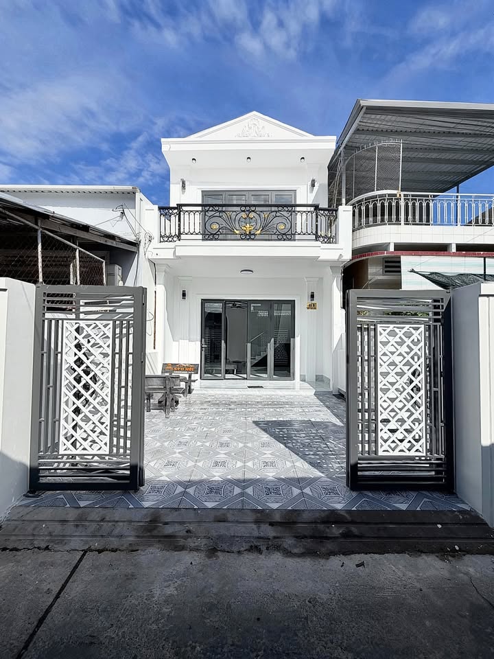 Nhà tân cổ điển hai mặt tiền, vẻ đẹp vượt thời gian