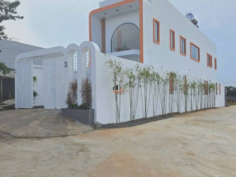 Nhà 2 mặt tiền, đầy đủ nội thất, chỉ cần xách vali vào ở