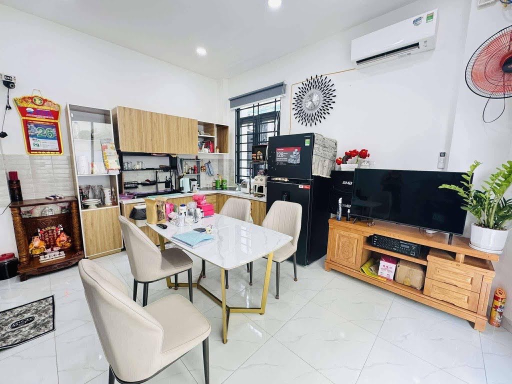 Nhà Gò Vấp, 3 tầng bê tông cốt thép sát mặt tiền, sổ vuông đẹp, giá 4,85 tỷ