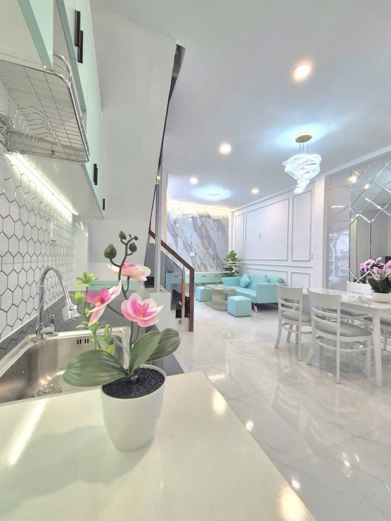 Nhà xây kiên cố, tặng nội thất xịn, vị trí vàng ngay trung tâm Gò Vấp, giá nhỉnh 4 tỷ