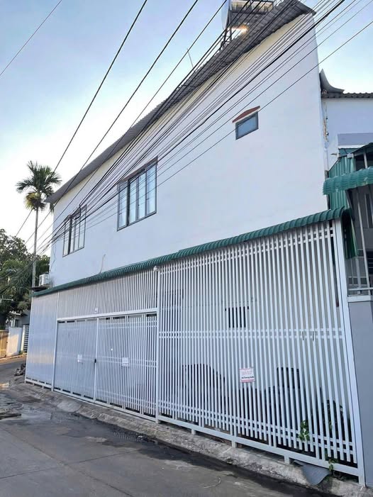 Thanh lý nhà mặt tiền 15m, 2 lầu đường 2 ô tô tránh, giá 1.79 tỷ tại Nơ Trang Gưm, Buôn Ma Thuột