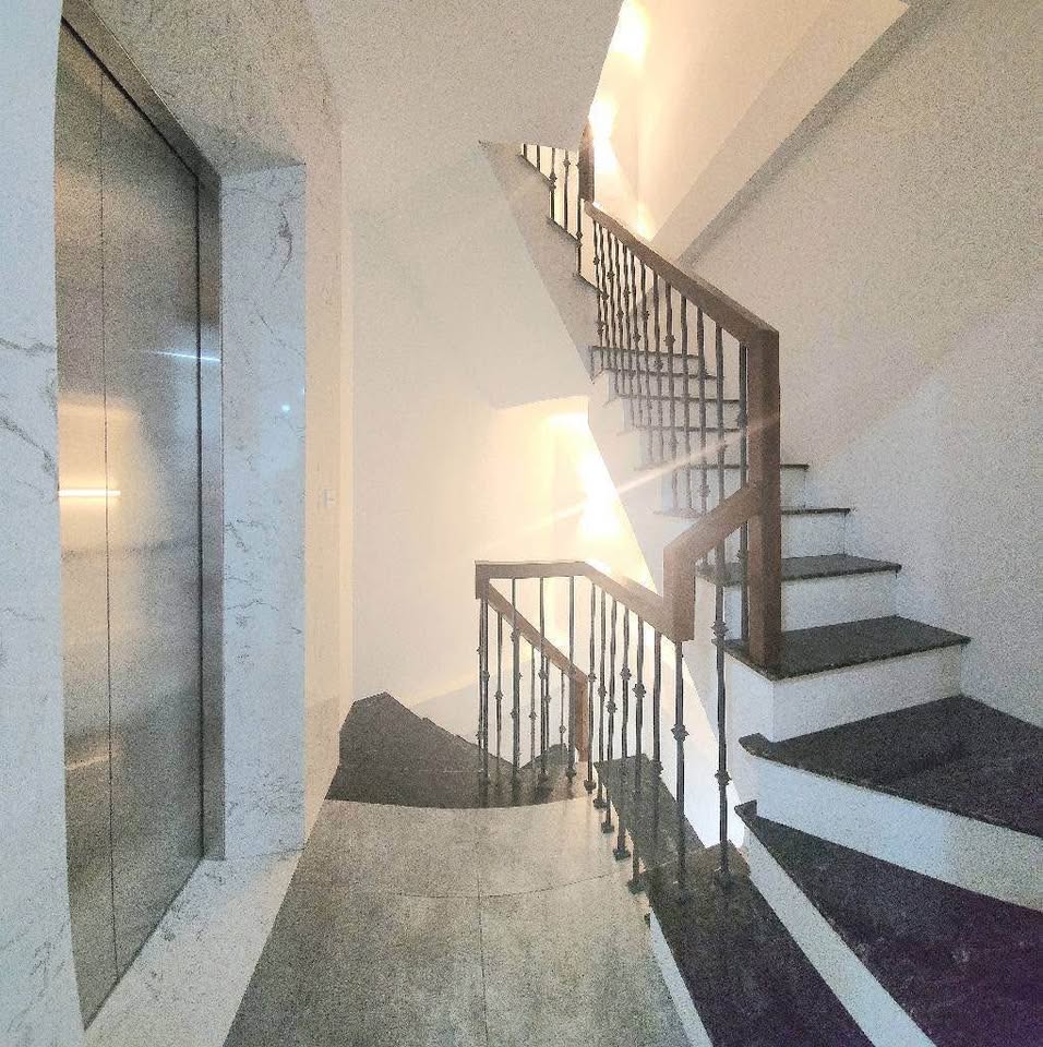 Nhà 5 tầng thang máy xịn xò, 40m2 Hai Bà Trưng, hơn 12 tỷ - Đón đầu cơ hội