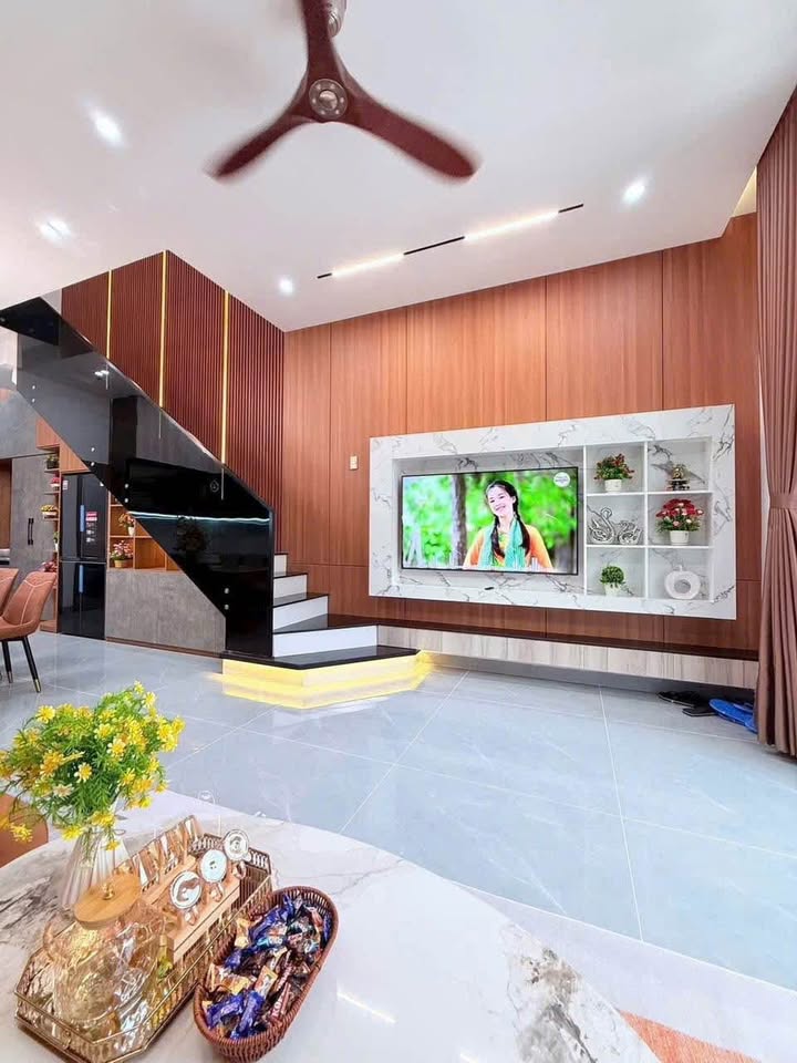 Nhà mặt tiền Hòa Minh 14, sát Hồ Tùng Mậu, cách biển 300m