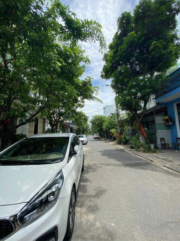 Nhà 3 tầng full nội thất xịn sò, cách biển 100m, sẵn ở ngay