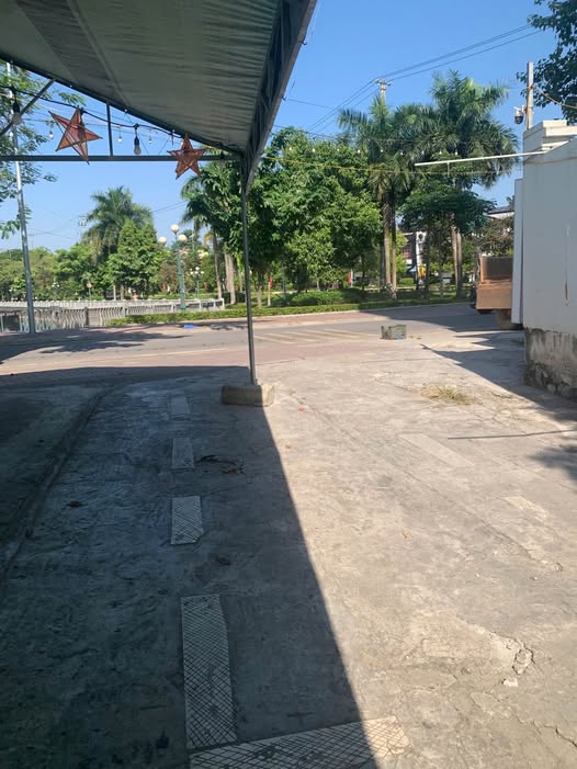 Tọa lạc tại vị trí đắc địa bên bờ hồ, gần kề Thảo Mộc Tửu và Mường Thanh, Tuyên Quang