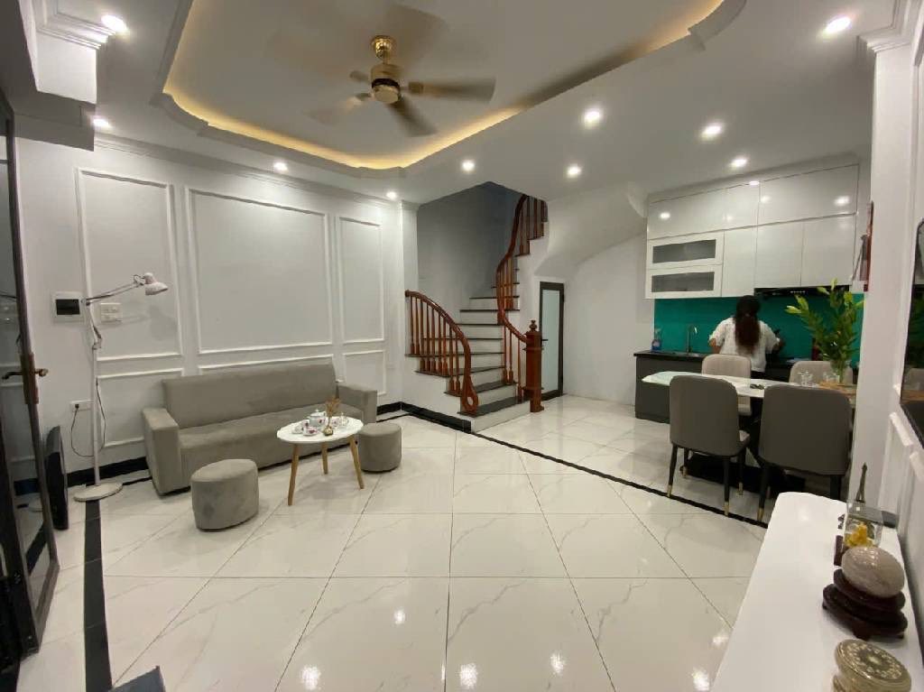 Tọa lạc tại quận Hà Đông, thành phố Hà Nội, ngôi nhà mới xây này mang vẻ đẹp cổ điển và sự tiện nghi vượt trội