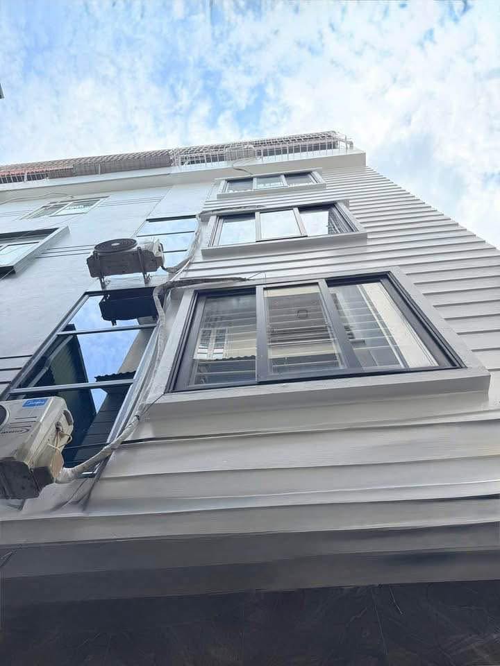 Siêu phẩm nhà mới kính coong 6 tầng thang máy tọa lạc tại lõi Ba Đình