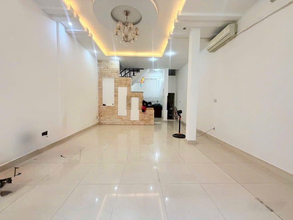2,5 tỷ giảm còn 2 tỷ 380. Bán nhà 52m2 sau lưng Vincom Nguyễn Xí, xây 5 tầng. Cho thuê 18 triệu/th