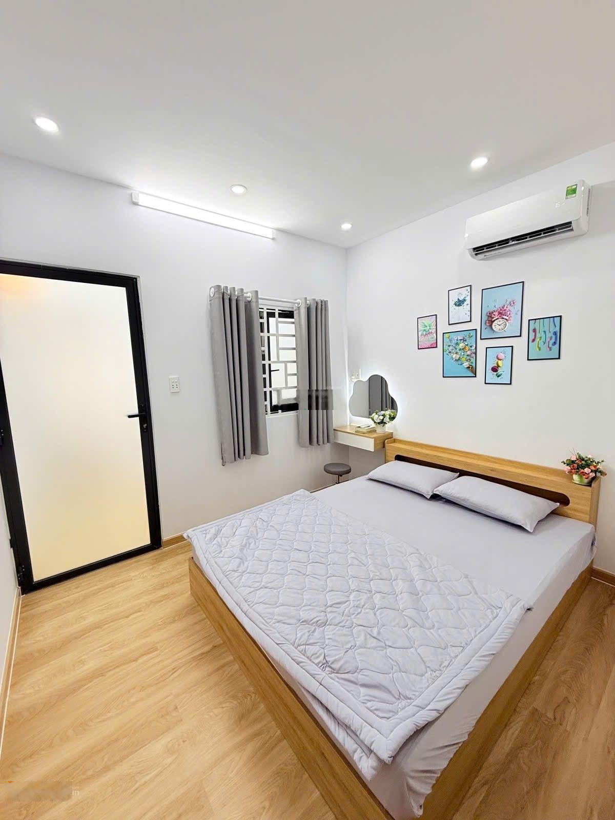 Siêu phẩm nhà đẹp full nội thất xịn, hxh gần sân bay, 2 tầng 2pn, sổ a4 hoàn công đủ, chỉ 4.x tỷ(x