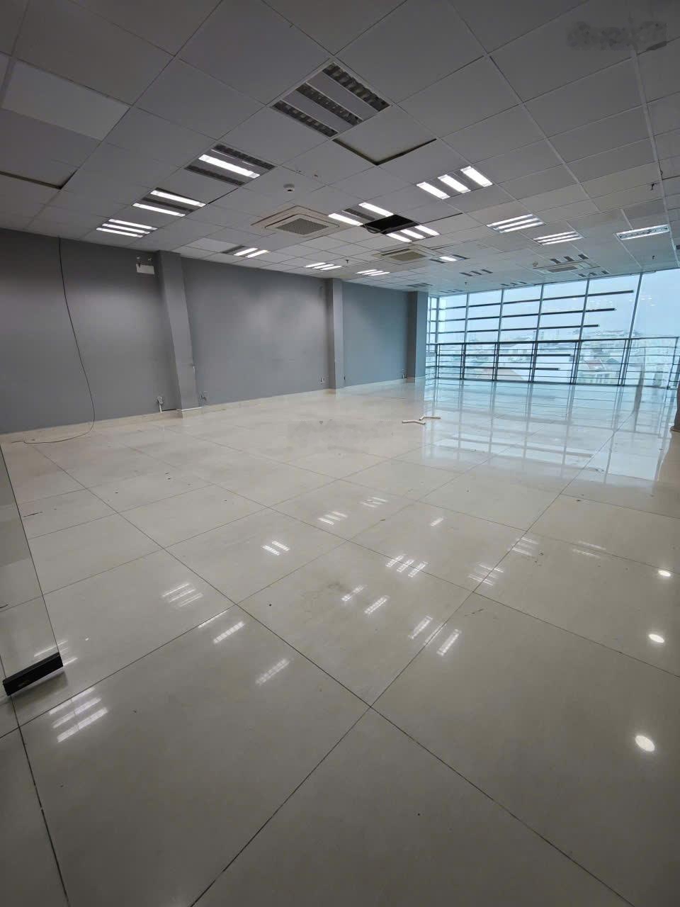 cho thuê tòa nhà hiện trạng nhà mới ốp kính mặt tiền đường nguyễn tri phương quận 10 .