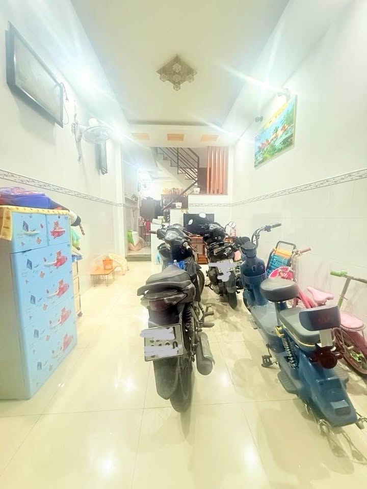 Ngôi nhà 3 tầng kiên cố tọa lạc tại vị trí đắc địa, ngay khúc Ngã Tư Bốn Xã