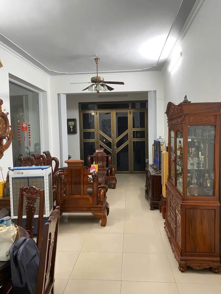 Nhà 2 tầng lệch nở hậu cực đẹp, trung tâm Nam Định, ô tô trong nhà