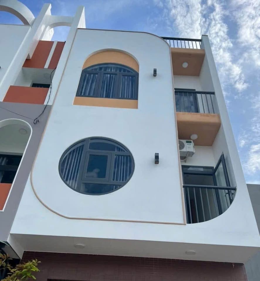 Nhà 3 tầng xinh xắn, hẻm cạn Nguyễn Thị Minh Khai - Quy Nhơn, giá yêu thương