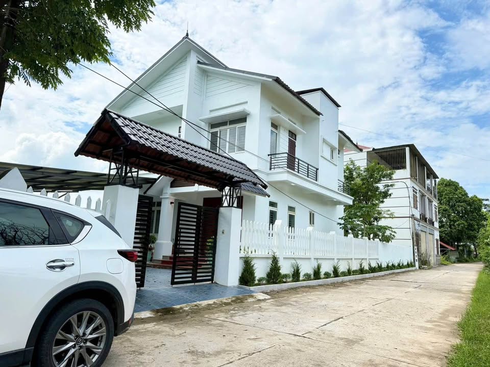 Chuyển nhượng biệt thự đẹp gần trung tâm xã Tam Đảo, mặt tiền rộng 35m, view thoáng mát