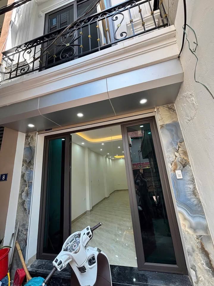 Nhà 5 tầng, 6 ngủ, ngay chợ Lai Xá, 32m2, giá 5.55 tỷ