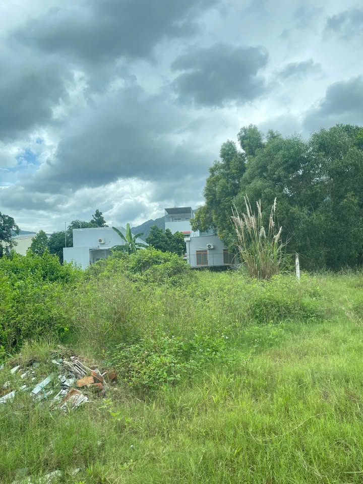 Cần bán lô đất tiềm năng nằm tại trung tâm Phường Phước Đồng, thành phố Nha Trang