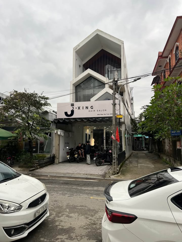 Bán nhà 3 tầng 2 mặt tiền đường Phan Chu Trinh, trung tâm thành phố, diện tích 140m2