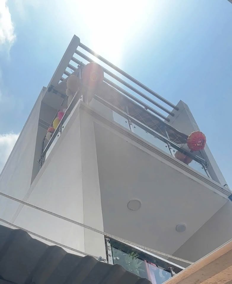 Bán gấp nhà 1 trệt, 2 lầu, 28.8m2 full thổ, trung tâm Bến Tre