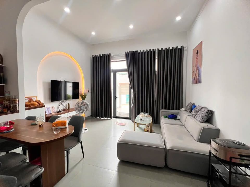 Ngôi nhà mê đẹp tựa giấc mơ, tọa lạc tại Phùng Hưng, Eatam, chỉ cách chợ vài bước chân, gần ngay Đại học Tây Nguyên