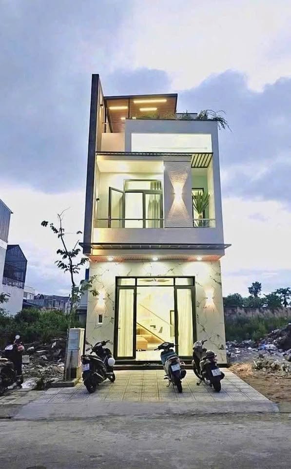 Nhà 1 trệt 1 lầu, 3 phòng ngủ, đường nhựa ô tô quay đầu tại Tân Uyên, Bình Dương