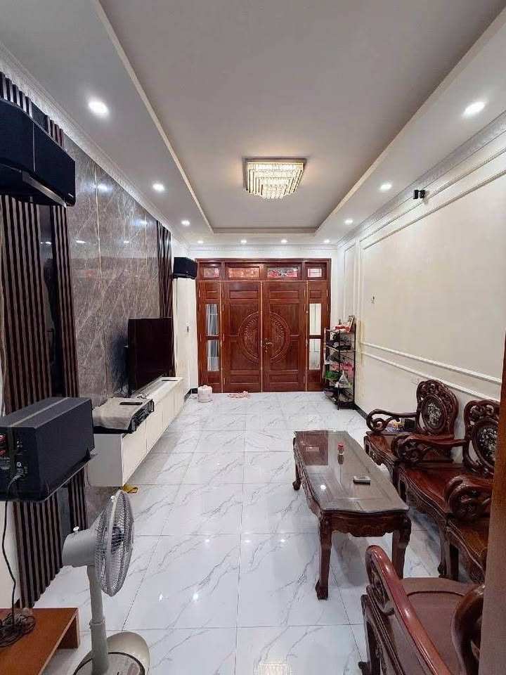 Nhà 5 tầng mới xây, ô tô đỗ cửa tại phố Hoàng Ngân, Thanh Xuân