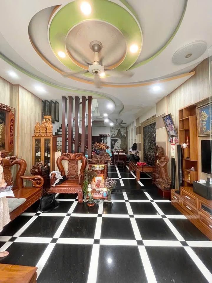 Bước chân vào một thế giới của sự hoài niệm và sang trọng với dinh thự 4 tầng tráng lệ này