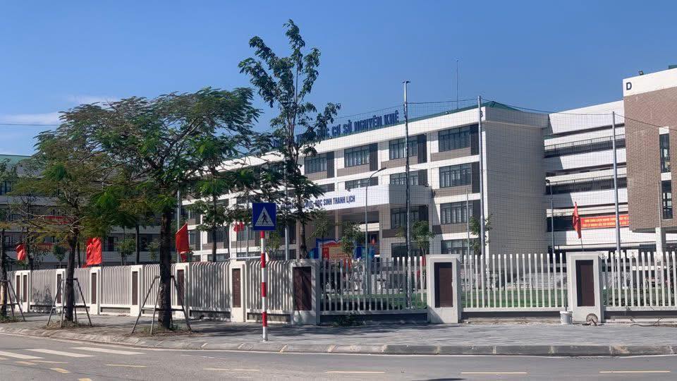 Nhà 3 tầng, 1 tum, mặt đường đôi Lê Hữu Tựu, kinh doanh sầm uất, có thang máy