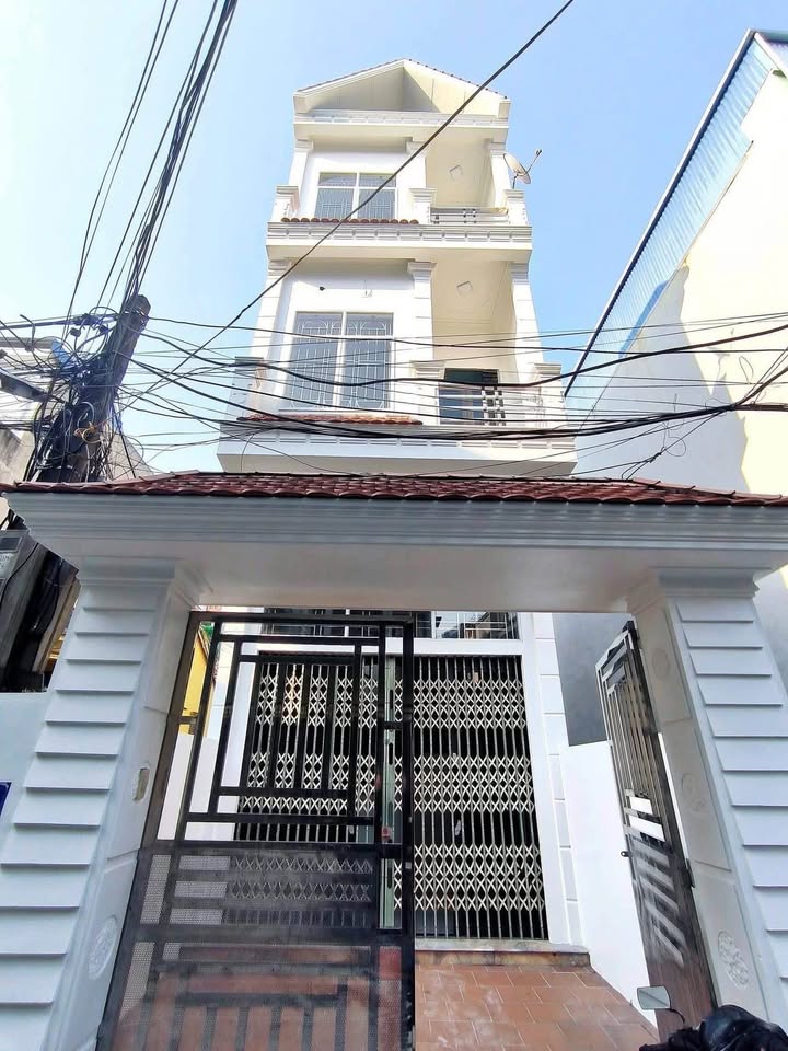 Nhà 3,5 tầng gần chợ đêm Phạm Ngũ Lão, giá mềm, sân cổng rộng, chốt deal ngay