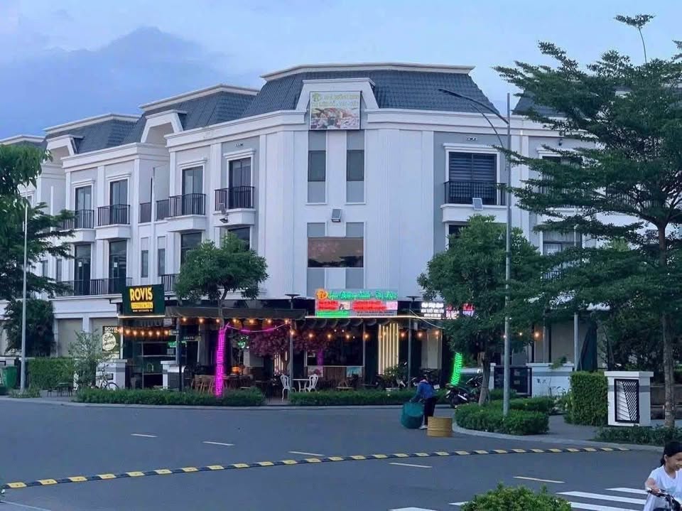 Bán nhà phố hiện đại khu dân cư Trần Anh Solar, Bến Lức, Long An, giá 2,8 tỷ