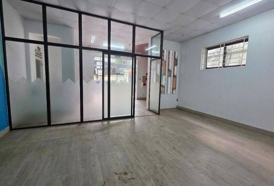 Tòa nhà lô góc Nguyễn Sơn, Long Biên, 5 tầng thông thoáng, giá thuê siêu yêu