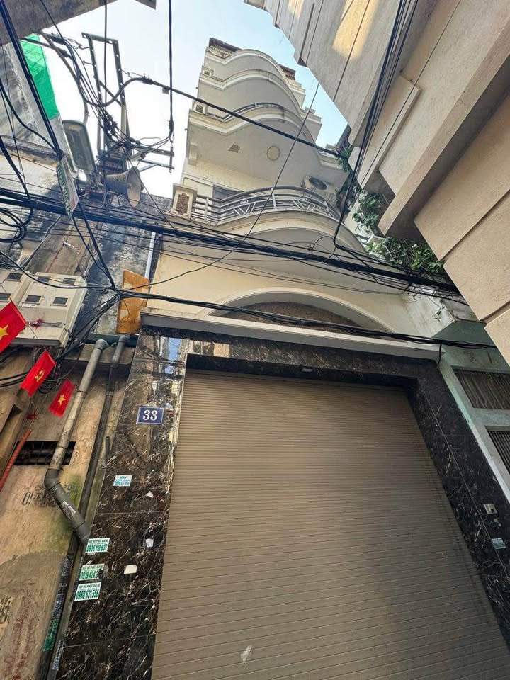 Nhà Cầu Giấy 32m2, 5 tầng, "nhà nở hậu" đón tài lộc, sát phố, kinh doanh online vô tư