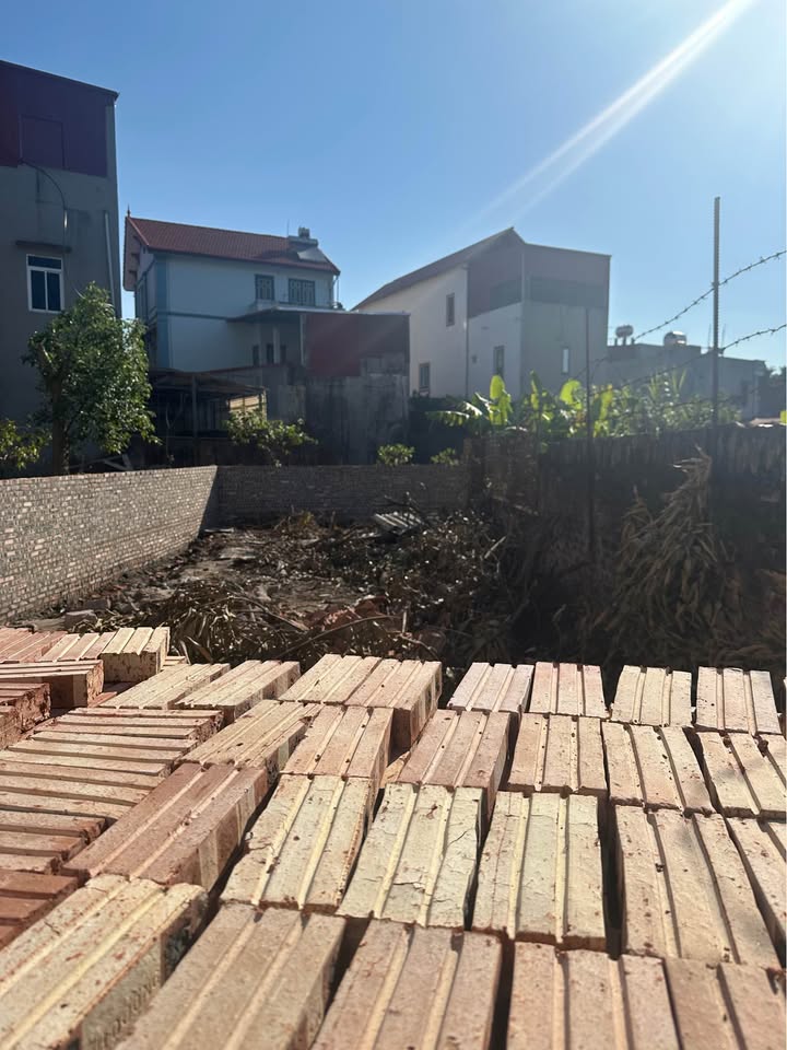 Đất vàng Á Lữ 107m2, mặt tiền rộng, giá hời