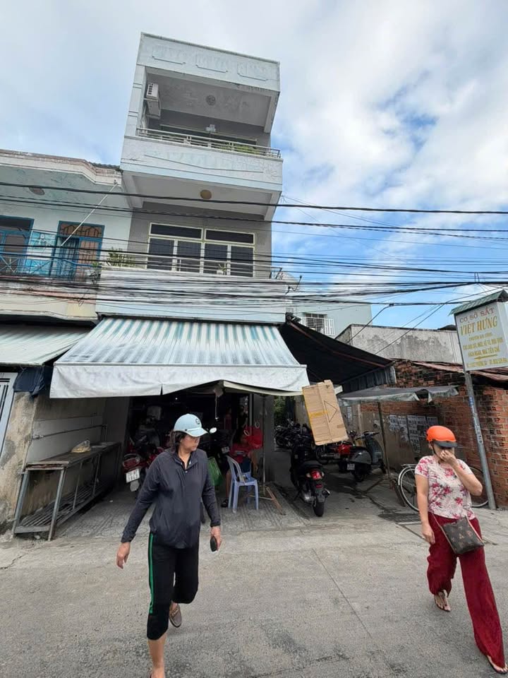 Nhà 3 tầng mặt tiền chợ Phương Sài, Nha Trang, kinh doanh đắc lợi