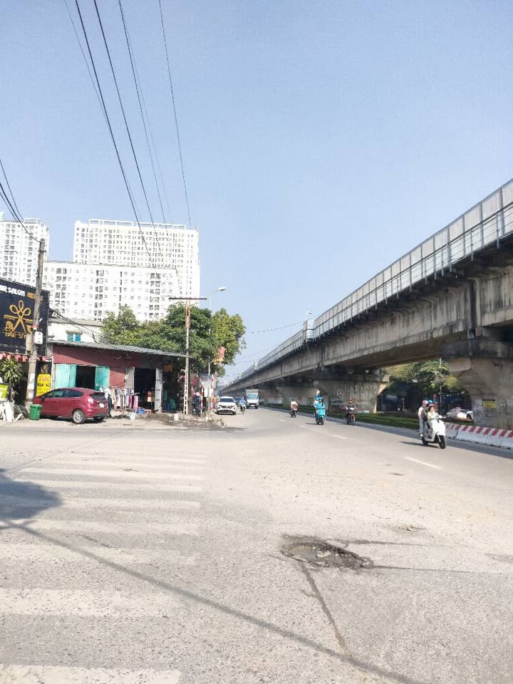 Mảnh đất vuông vắn 363m², mặt tiền 11m, có sẵn nhà 2 tầng