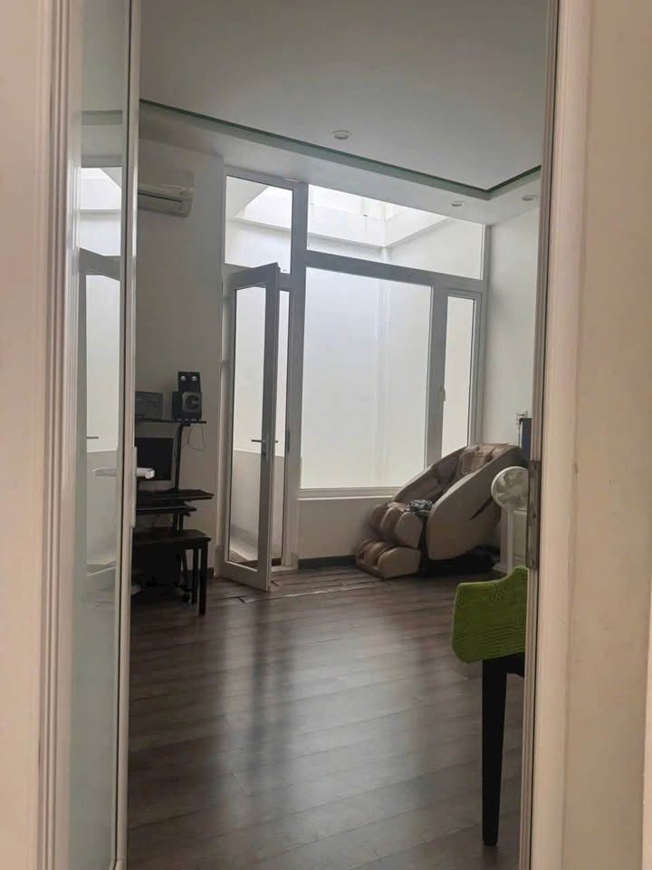 Chào bạn, mình có căn nhà tâm huyết vừa xây xong, còn mới 85%, nằm ngay mặt nhựa đường Hoàng Tích Trí